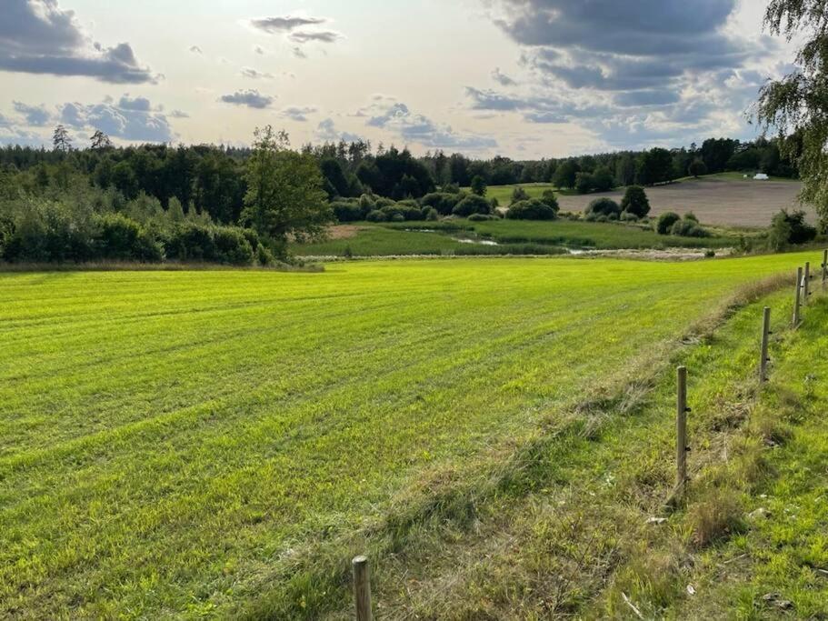 Nyrenoverad Stuga Naera Naturen Linköping Exterior foto